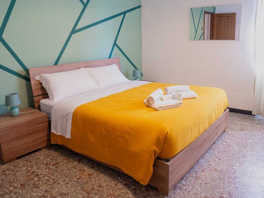 Camera da letto di un appartamento con tre camere a Centocelle