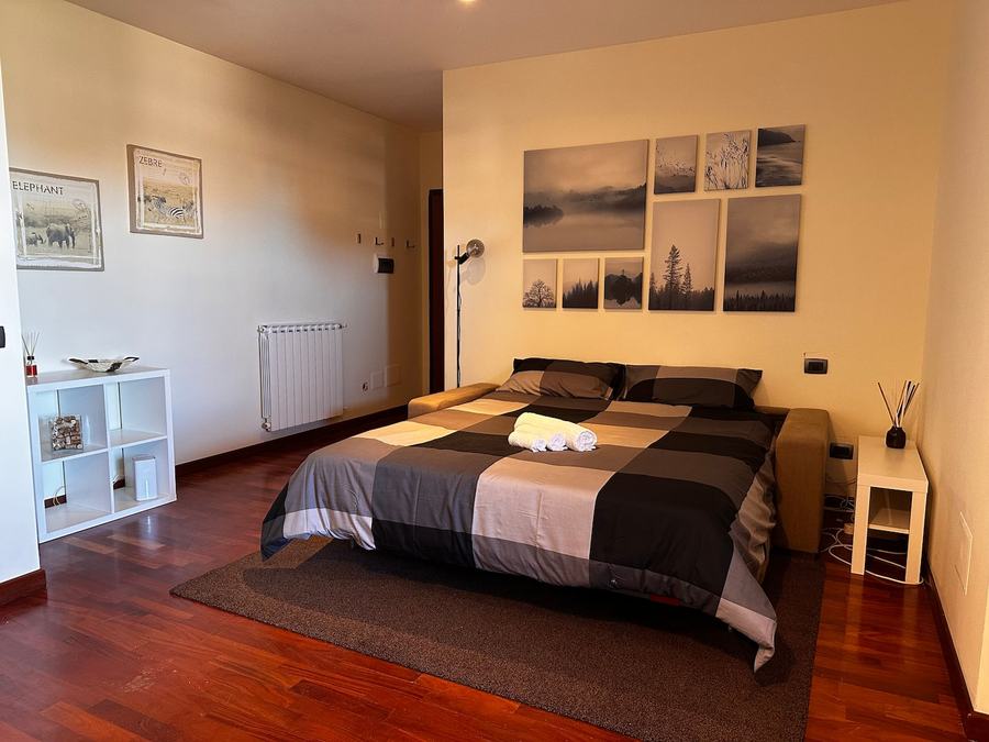 Camera da letto di un appartamento con terrazzo a Mezzocammino