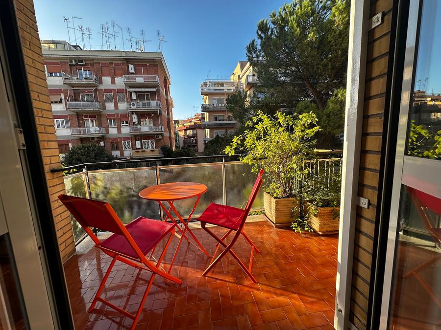Terrazzo con tavolino di un appartamento a Monteverde