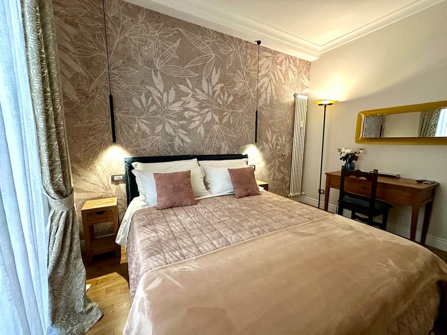 Camera da letto in un palazzo del 1676 al rione Monti
